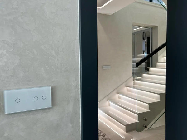 Wisselschakelaar ook wel hotelschakelaar waarmee één lamp vanaf twee plekken wordt bediend