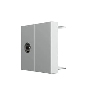 Grijze male TV antenne aansluiting met afdekmodule voor nette coax bekabeling