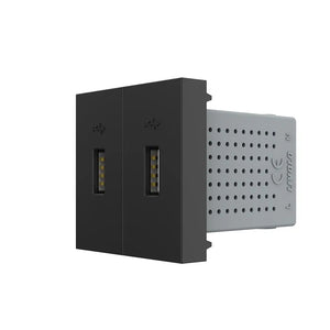 Zwarte USB wandlader met twee aansluitingen voor telefoon, tablet en andere USB-apparaten