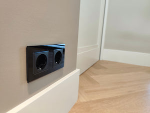 Lichtaccenten in het interieur van de villa met zwarte Livolo verlichting