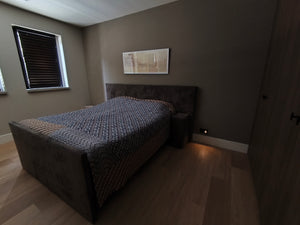 Slaapkamer en badkamer in de villa verbonden door een rustige lijn van dimbaar licht