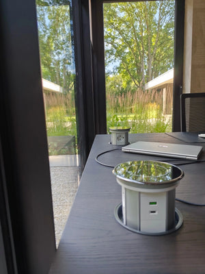 Zwart Glazen Design | Automatische pop-up stekkerdoos | USB en USB-C + 3 Stopcontacten Livolo Nederland B.V.