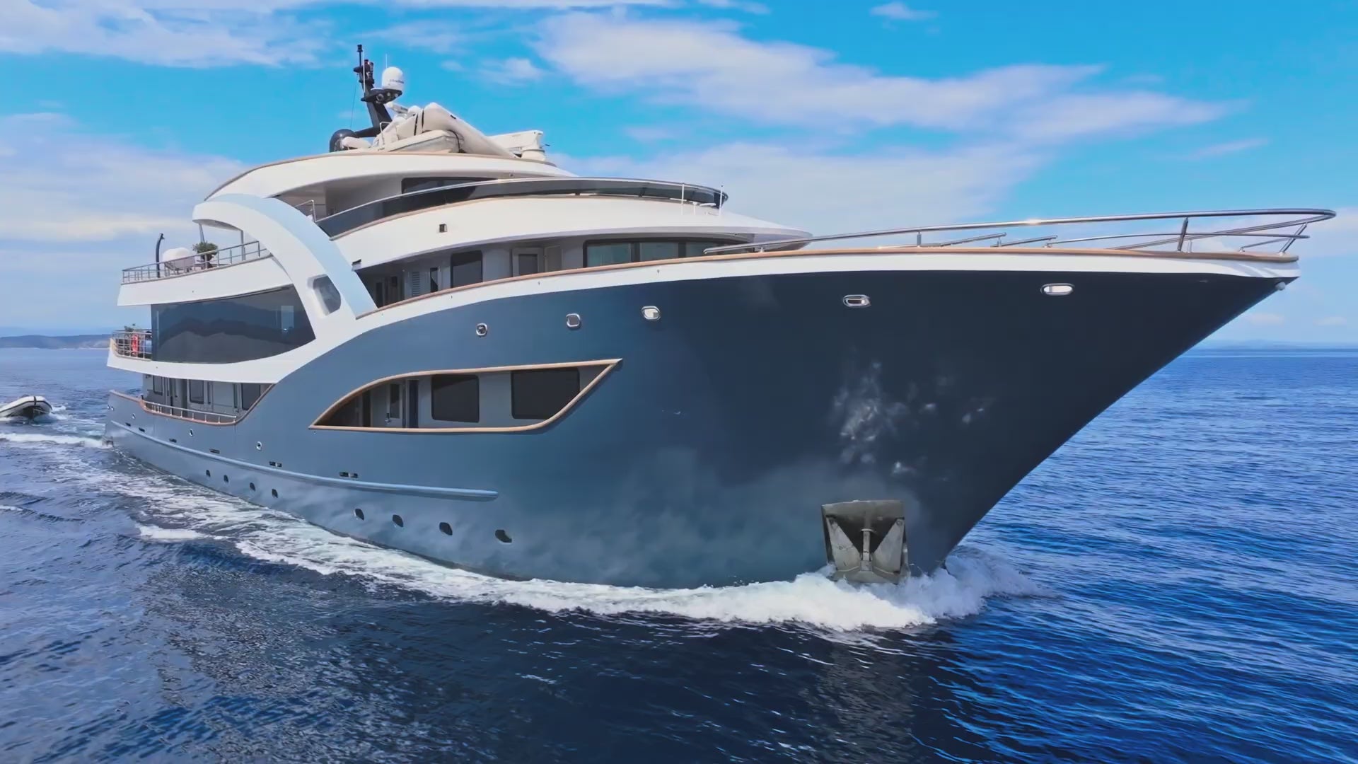 Livolo-touchschakelaar-stopcontacten-jacht-boot-luxe-design-schakelmateriaal

